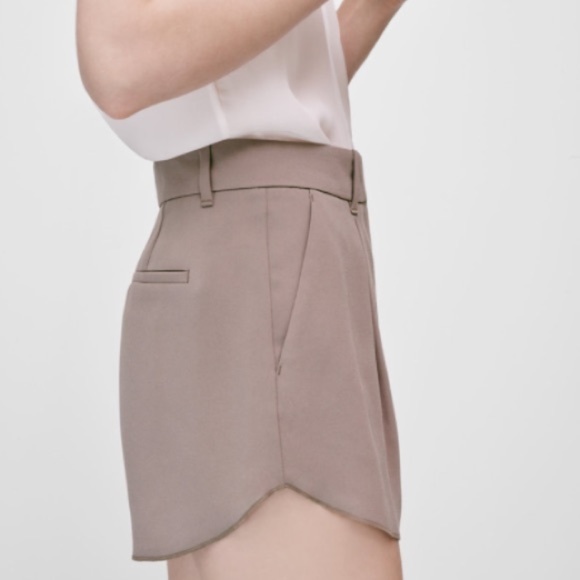 Aritzia Pants - Aritzia Babaton Sexy PlayShorts in BLACK (size 4)